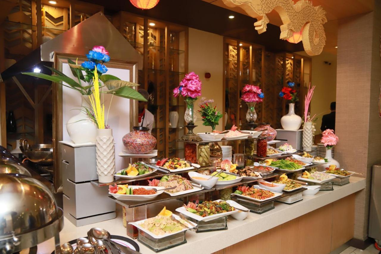 Ramada Plaza By Wyndham Karachi Airport Hotel Exterior foto A buffet at a hotel