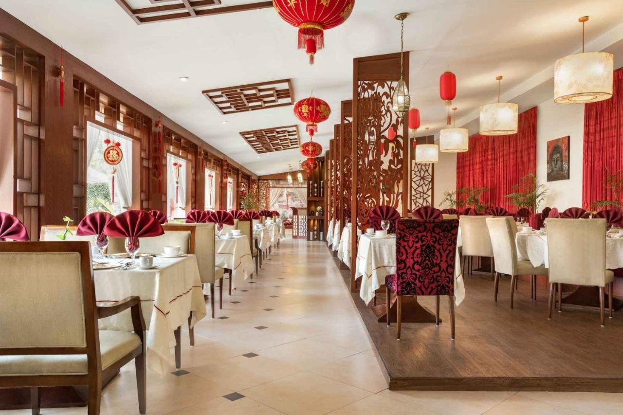 Ramada Plaza By Wyndham Karachi Airport Hotel Exterior foto The interior of a restaurant in Beijing