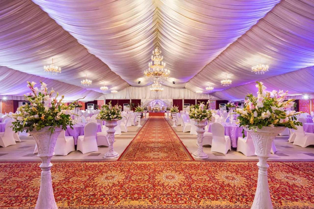 Ramada Plaza By Wyndham Karachi Airport Hotel Exterior foto A wedding reception in Karachi, Pakistan