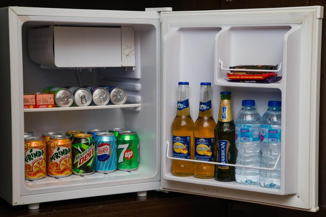 Ramada Plaza By Wyndham Karachi Airport Hotel Exterior foto A mini-fridge